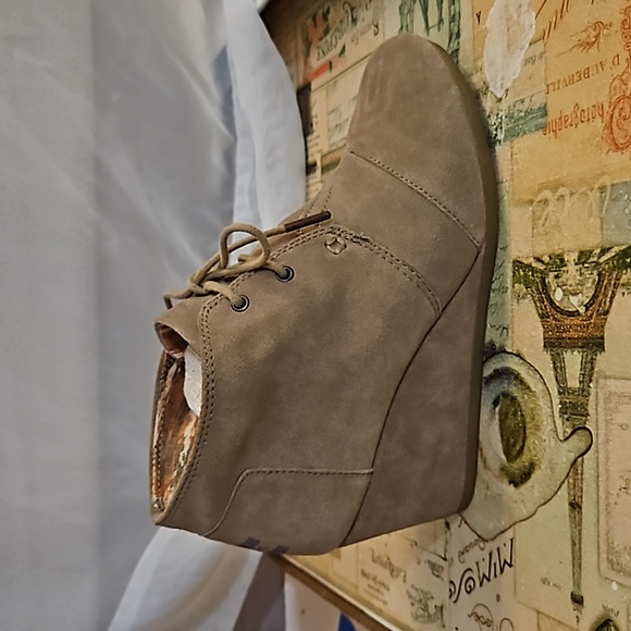 Tom's | Womens Beige Brown Wedge Ankle Booties Boot Shoes Size 8 - Picture 3 of 5